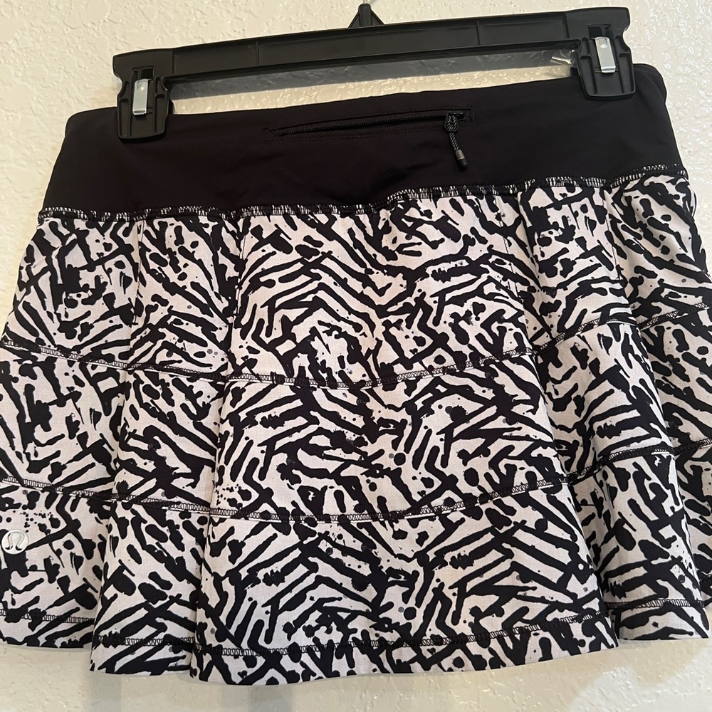 Lululemon Pace Rival Skirt II *4-way Stretch 
Women's Black and White Skirt - Picture 5 of 10